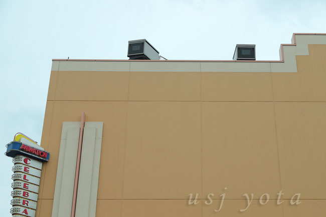 ステージ21の屋根の上にプロジェクションマッピングの投影機